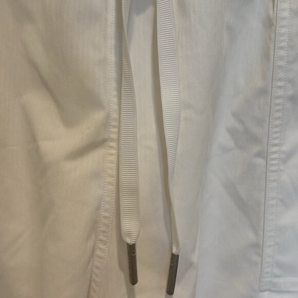 Size 14 Lululemon Dance Studio High-Rise Short 3.5" White Like new - Picture 8 of 12